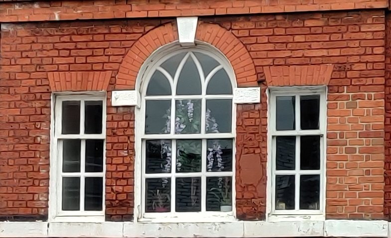 ColCivicSociety's tweet photo. Here's a splendid  #VenetianWindow as today's  #AdventWindow offering from #Colchester.

It can be found on the front of  @middletons_shg restaurant on North Hill.

The Grade ll listed  building dates from the 17th century.

More:

https://t.co/zX4golmr13

https://t.co/S2sPiBohF7 https://t.co/AcQ2gb544L