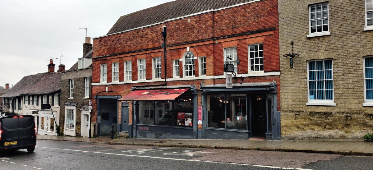 ColCivicSociety's tweet photo. Here's a splendid  #VenetianWindow as today's  #AdventWindow offering from #Colchester.

It can be found on the front of  @middletons_shg restaurant on North Hill.

The Grade ll listed  building dates from the 17th century.

More:

https://t.co/zX4golmr13

https://t.co/S2sPiBohF7 https://t.co/AcQ2gb544L