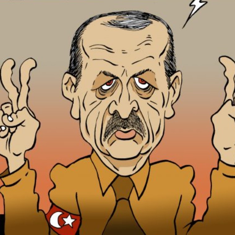 gauchecaca's tweet photo. Dans le Jura, une prof a été menacée par la mère d'une élève pour avoir montré une caricature d'Erdogan en dictateur dans le cadre d'un cours sur la liberté d'expression.
Une solution très simple existe: renvoyer toute cette famille chez ce dictateur en culotte courte qui rêve d'Empire ottoman. Pourquoi ne pas retourner en Turquie puisque c'est si bien?