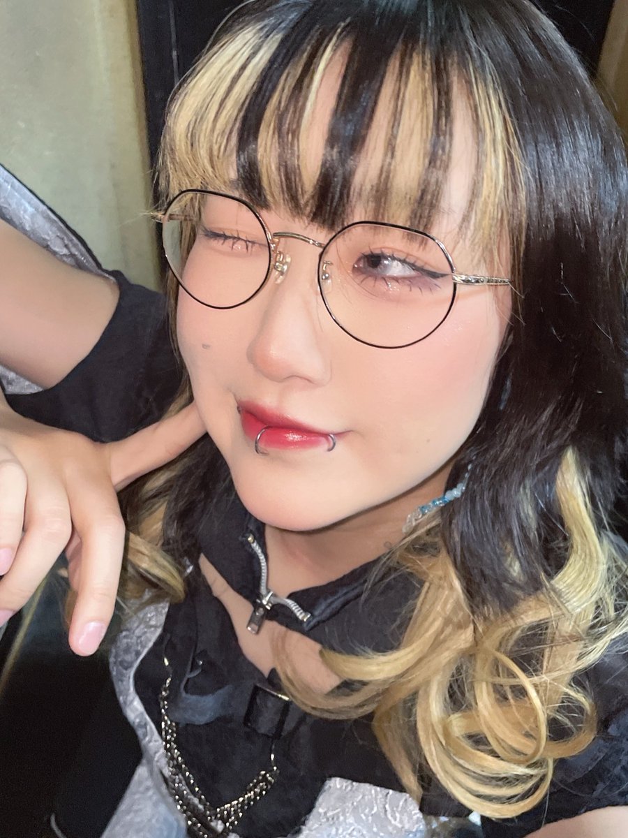 lois_wednesday's tweet photo. DEAD HOPEツアー🎶新宿scienceありがと✌🏻
素敵な演者さんたちとツアーのスタートが出来て幸せ🛜みんなも一緒に着いてきてくれたり、色んな場所から駆けつけてくれて一緒に楽しめて嬉しかったョ🆗💭

次は名古屋🤩待ってて✌🏻

 #ロイロイ東名阪ツアー  #DEADHOPE https://t.co/f5nCKXg5i6