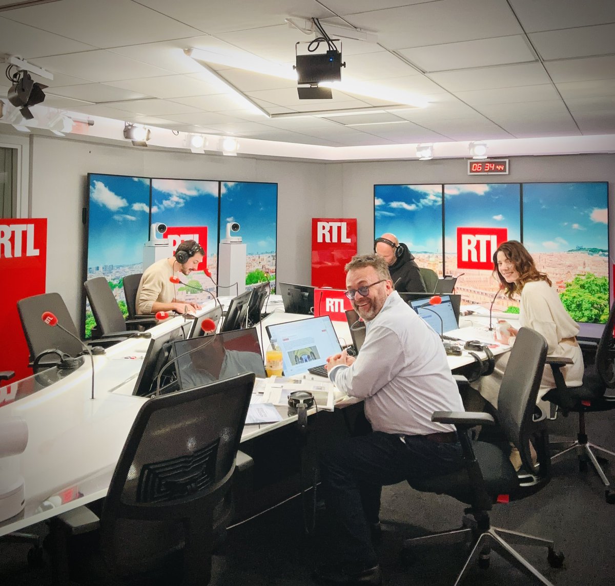 RTL Matin Weekend (@rtlmatinweekend) on Twitter photo Le studio de RTL Matin Week-end⊠Il y fait bon et sec⊠Mais le plus chanceux dâentre nous reste <a href="/DecarneAnt/">Antoine Decarne</a> . Il est devant Notre Dame de Paris pour le dĂ©but de cette journĂ©e de renaissance de la cathĂ©drale. <a href="/StphCarpentier1/">StĂ©phane Carpentier</a> <a href="/JsPetitdemange/">Jean-Sebastien Petitdemange</a> <a href="/clarusdelormus/">Claire Delorme</a> . Le studio de RTL Matin Week-end⊠Il y fait bon et sec⊠Mais le plus chanceux dâentre nous reste <a href="/DecarneAnt/">Antoine Decarne</a> . Il est devant Notre Dame de Paris pour le dĂ©but de cette journĂ©e de renaissance de la cathĂ©drale. <a href="/StphCarpentier1/">StĂ©phane Carpentier</a> <a href="/JsPetitdemange/">Jean-Sebastien Petitdemange</a> <a href="/clarusdelormus/">Claire Delorme</a> .