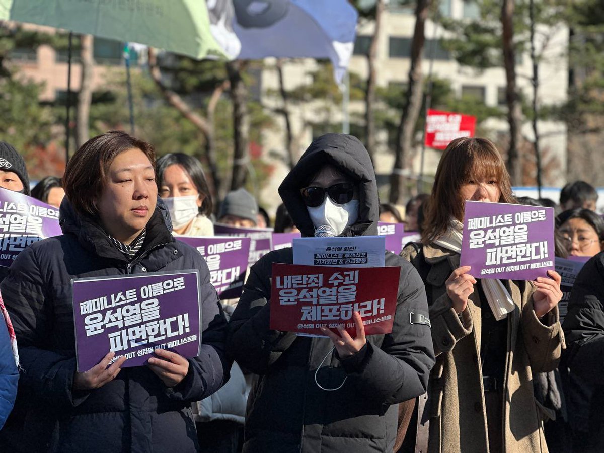 56flame's tweet photo. 안녕하세요, 추적단불꽃 대표 원은지입니다. 지난 2019년 엔번방 사건을 세상에 처음으로 알린 기자이자 반성폭력 활동가입니다.

오늘 선글라스와 마스크를 쓰고 온 이유는 활동하면서 디지털 성범죄 가해자로부터 위협을 받고 있기 때문입니다. 양해 부탁드립니다.

처음에는 추적하고 보도하는 일의 범주를 텔레그램, 가해자라고 한정 지었습니다. 그런데 디지털 성폭력 피해자를 만나서 그들의 이야기를 들어보니, 가해자에게만 상처를 받은게 아녔습니다. 우리 사회에 받은 상처가 더 깊었습니다. 경찰, 검찰, 재판부, 플랫폼에 외면받은 역사가, 제가 본 것만 5년이었습니다.

서울대 딥페이크 성폭력 사건 피해자 루마와 연대하며 2년 동안 가해자와 텔레그램에서 라포를 쌓고, 단서를 잡기 위해 밤낮없이 끔찍한 대화를 이어갔습니다. 우리는, 손놓고 있던 경찰에 협조해 끝내 가해자가 검거되는 데 결정적인 역할을 했습니다.

국가가 딥페이크 피해자 목소리 듣지 않고, 수사 회피하고, 가짜 성범죄라고 외면해 온 긴 세월을 전부 기록하자는 일념으로 버텼습니다. 가해자만 잡으면 피해 회복에 한 발짝 다가갈 수 있겠구나!하는 희망으로 간접적인 성폭력을 버텼습니다. 피해자가 ‘자력 구제’하는 모습, 나아가 다른 피해자를 돕기 위해 증언하는 모습을 보며 기록할 힘을 얻었습니다.

불과 석 달 전, 국회는 뒤늦게나마 처벌 사각지대를 메우려 법을 바꿨습니다. 조지호 경찰청장, 윤석열은 수사 강화와 텔레그램 규제를 다짐했습니다. 교육부는 지난달 11일 “사태가 안정세로 판단된다”며 초·중·고 피해 현황 조사를 멈��습니다. 지난 10월 말 서울대 딥페이크 사건의 1심 선고 결과가 이례적으로 잘 나왔으나, 법조계 일각에선 “언론에 관심받은 사건이라 그렇다“는 평가를 했습니다. 엔번방 때도 모두가 관심을 가졌고 국가가 나서서 해결사를 자처했으나 딥페이크 사태가 터졌습니다.

다시 과오를 반복할 수 없습니다. 지금만큼 심각성에 공감하는 사람이 없었던 딥페이크 사건, 그 폭력의 심각성과 법의 사각지대를 고발했던 지난 몇 년을 떠올리며, 저의 투쟁 무기인 기록, 기록을 다시 시작했습니다.

12월 2일 월요일 밤, 딥페이크 성폭력 피해자와 인터뷰하고 왔습니다. 

그리고 그다음 날 밤, 윤석열이 위헌·위법한 비상계엄을 선포했습니다. 용감한 시민들과 국회의 빠른 대처로 계엄은 해제되었습니다만,

기록의 힘을 믿고 투쟁하는 일 자체가 무의미한 일이 될 수 있겠다는 감각은 엔번방, 박사방 사건, 텔레그램 성 착취 생태계, 호주에서 검거된 엘 사건, 서울대 딥페이크 사건 등 지난 5년 맞닥뜨린 어떤 시련 앞에서보다 큰 위협이었습니다.

기록해도, 문제를 제기해도 윤석열이 대통령인 나라에서는 통제되고 금지될 겁니다. 저는 저의 존엄, 그리고 저와 연대한 피해자의 존엄을 지키기 위해 오늘 이 자리에 왔습니다.

단호히 외친다. 윤석열은 물러나라.

감사합니다.

2024.12.07.
