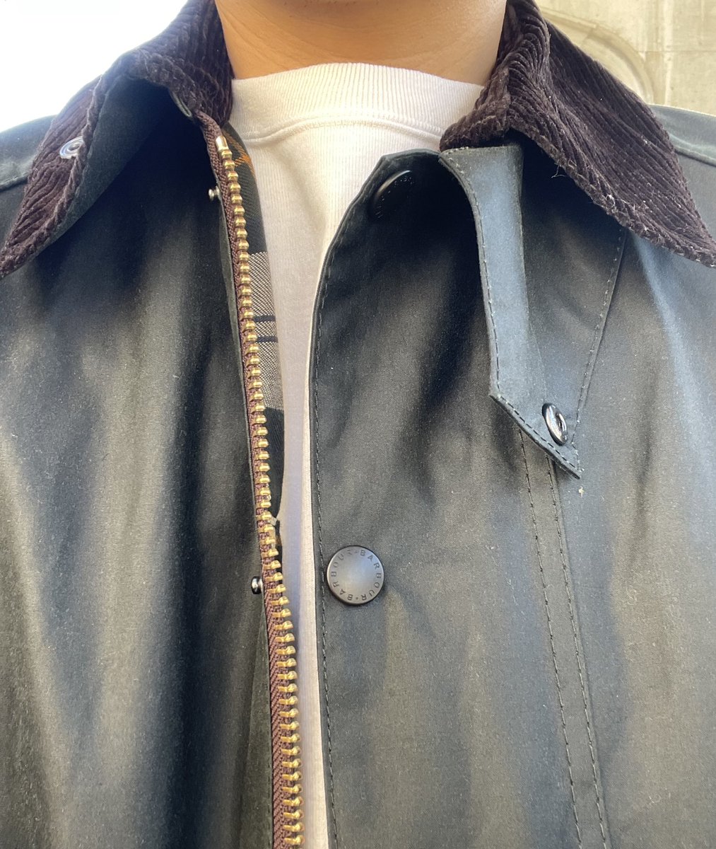 bis_cooo's tweet photo. 3年越しで憧れのバブアー買ったった！
この3年でドサーからアラフォーに昇格したもんで、ますますオッサン臭い服がしっくりきますわ。 https://t.co/9luHDupAfn