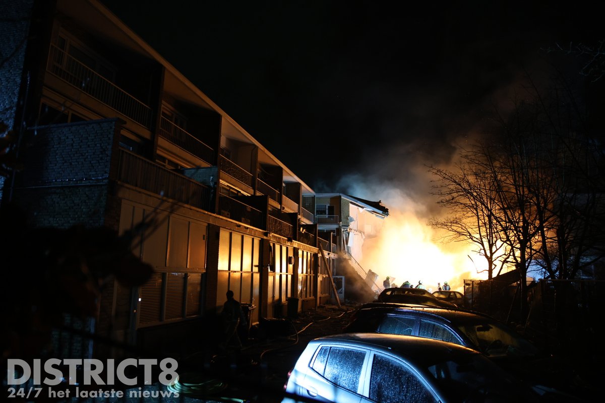 Explosie en brand in portiekflat Den Haag