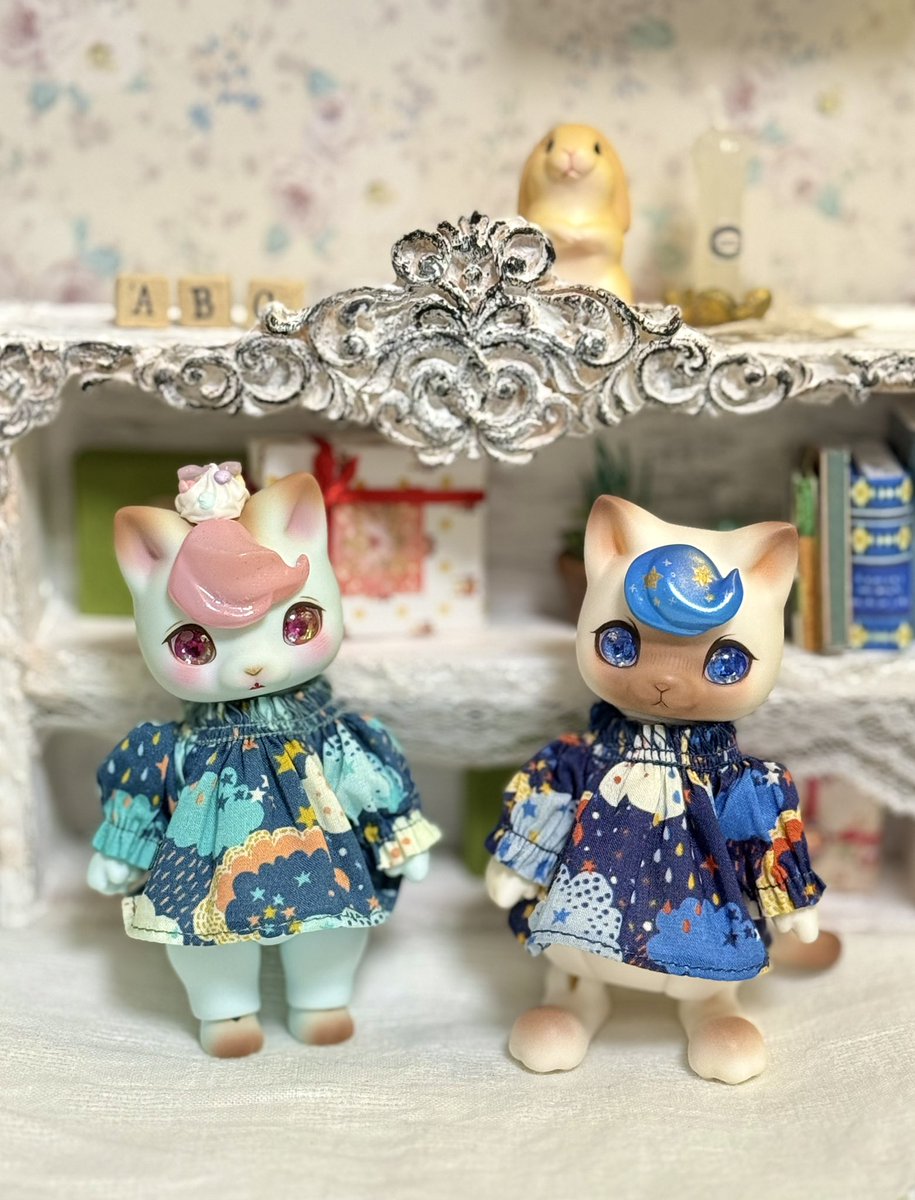 romrom_001's tweet photo. 少しお迎えから時間が経ってしまいましたが、前髪とお洋服が揃ったのでお披露目をば。
しお様（@siodesu_00 ）に星空な前髪をメイクして頂き、さらには似合うかなと前々から狙っていたあずきち様(@azuki_ichi)のスモックでお揃いに！
めちゃめちゃ可愛いです…✨✨

 #nano服
 #しおめいくちゃん https://t.co/WJ4MvhuQsP
