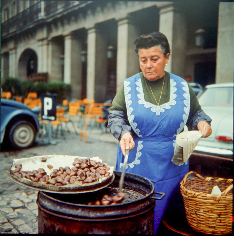 Caridad Seradell, la castañera de la Plaza Mayor de Madrid, en 1965.