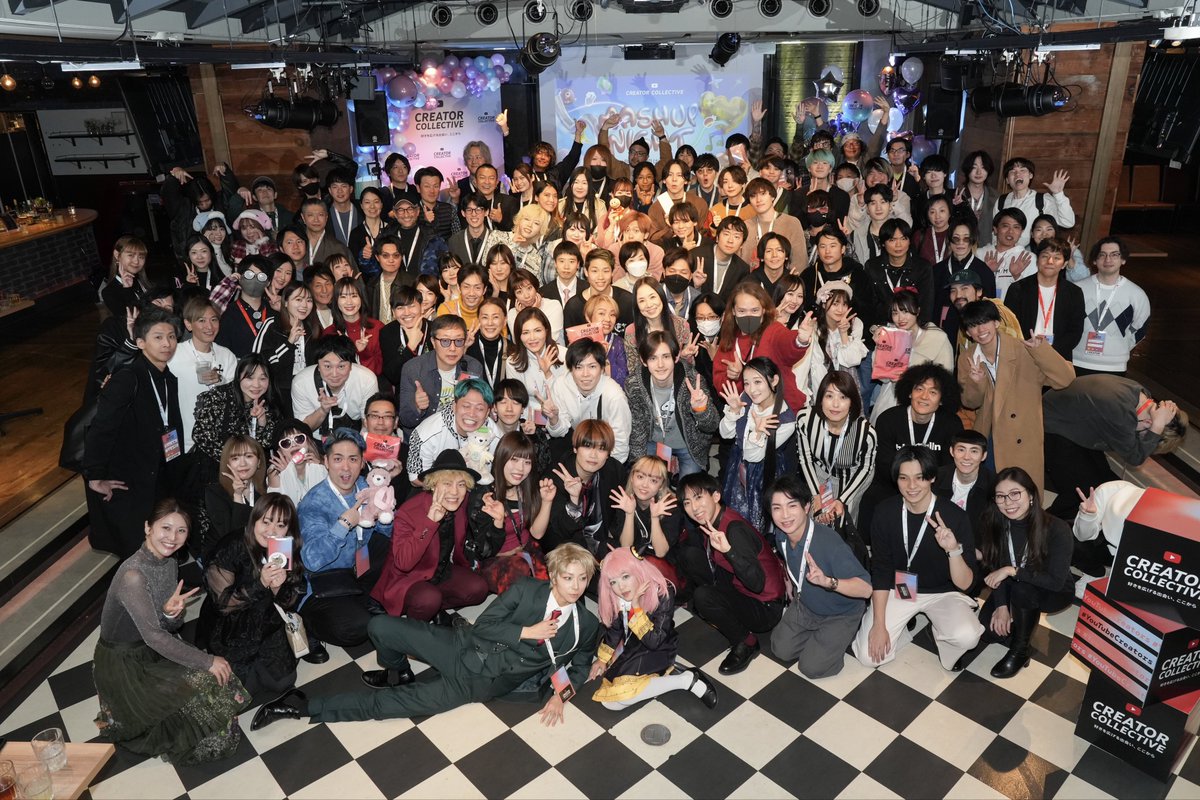 asobiworld's tweet photo. 先日渋谷で行われたYouTubeクリエイターcollectiveの集合写真。

1番右下の男性って首どうなってるんですかね。気になって夜しか寝れません

#YouTubeクリコレ #MashupNight https://t.co/ekWMSs7ARz