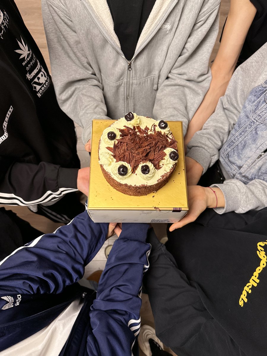 ChromosomeEG's tweet photo. Big brothers and sisters, would you like to share some chocolate cake? 🤖

#HappyZimoDay
#ChromosomeSeeds #Zimo https://t.co/VIrQ44XZID
