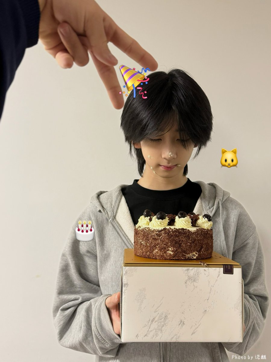 ChromosomeEG's tweet photo. Big brothers and sisters, would you like to share some chocolate cake? 🤖

#HappyZimoDay
#ChromosomeSeeds #Zimo https://t.co/VIrQ44XZID