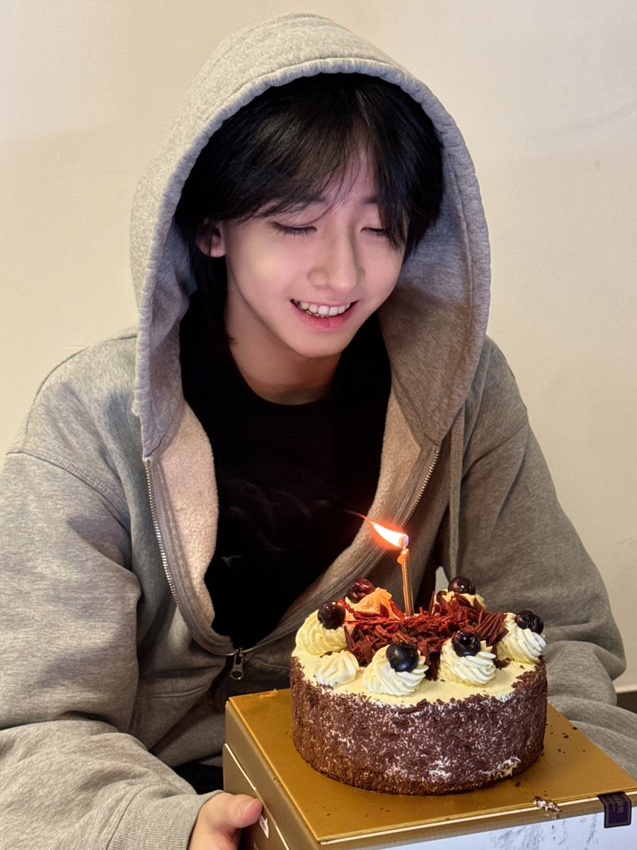 ❁cake❁ Big brothers and sisters, would you like to share some chocolate