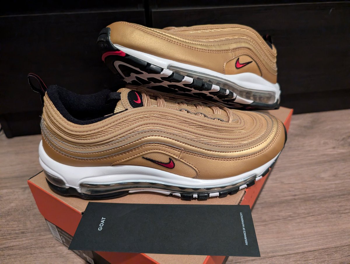 Sn3ak3r_Fr3ak3r's tweet photo. Mail call from @goatapp 's Black Friday 2024 deals .. very happy to attain an iconic pair in the collection - Silvers are next #GOATAPP #YourSneakersAreDope #SneakerAdmirals https://t.co/AtLMcSSKYT
