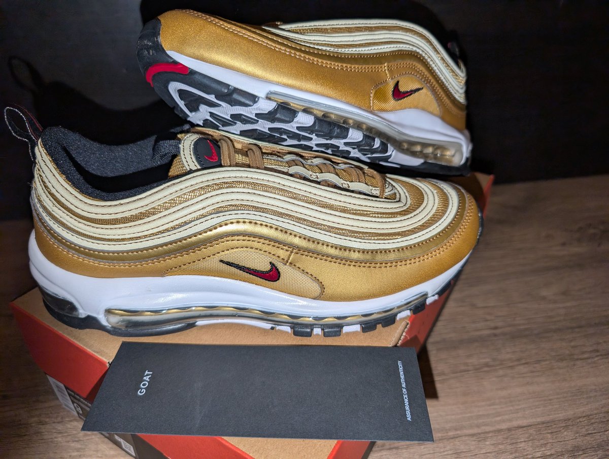 Sn3ak3r_Fr3ak3r's tweet photo. Mail call from @goatapp 's Black Friday 2024 deals .. very happy to attain an iconic pair in the collection - Silvers are next #GOATAPP #YourSneakersAreDope #SneakerAdmirals https://t.co/AtLMcSSKYT