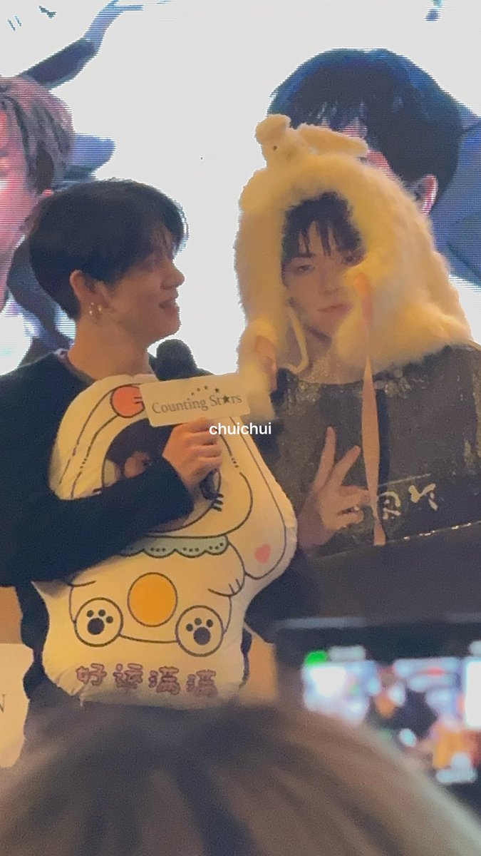 hourlyeonbin's tweet photo. yeonjun holding a standee of soobin close to him 😭😭😭 https://t.co/01SwjgIY0p