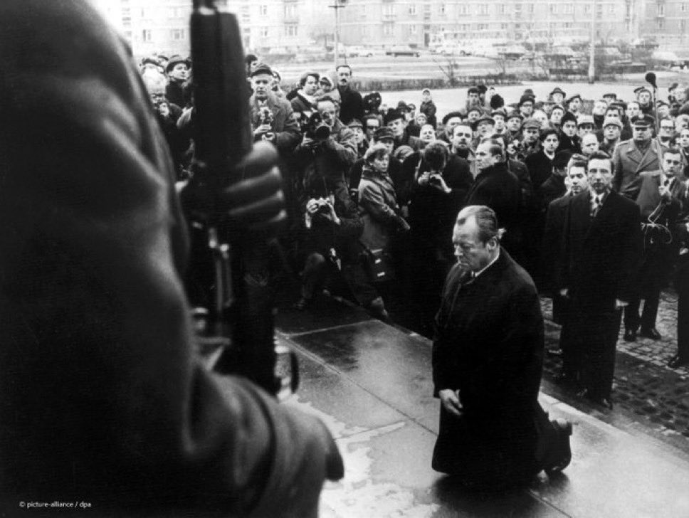 54 lata po uklęknięciu Willy'ego Brandta - tym poruszającym geście szacunku dla ofiar Holokaustu i powstania w getcie - nadal obowiązuje: Niemcy ponoszą odpowiedzialność za wszystkie zbrodnie popełnione przez Niemców w Polsce podczas II wojny światowej.
