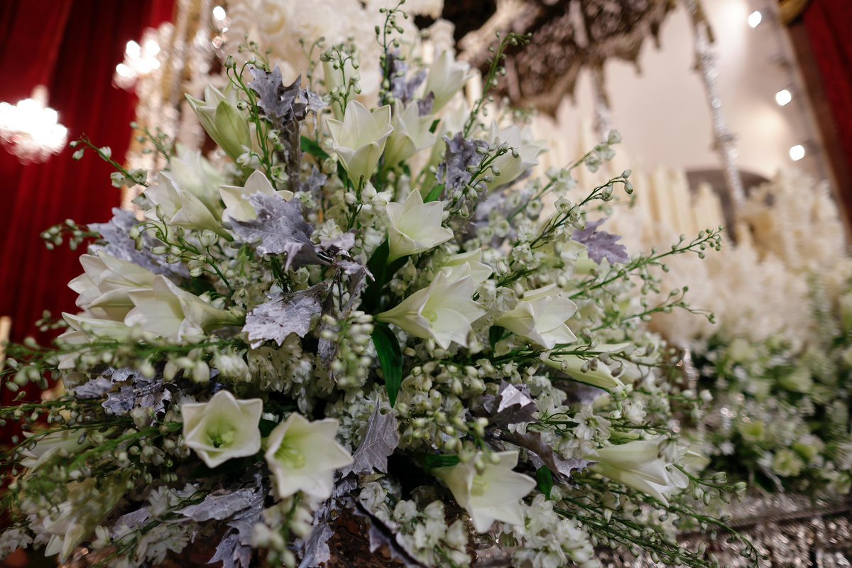El exorno floral del paso de Nuestra Señora de la Esperanza, diseñado con motivo de la procesión de clausura del II Congreso Internacional de Hermandades y Piedad Popular, se presenta con delicadeza y simbolismo, impregnada de espiritualidad y de la devoción universal que la