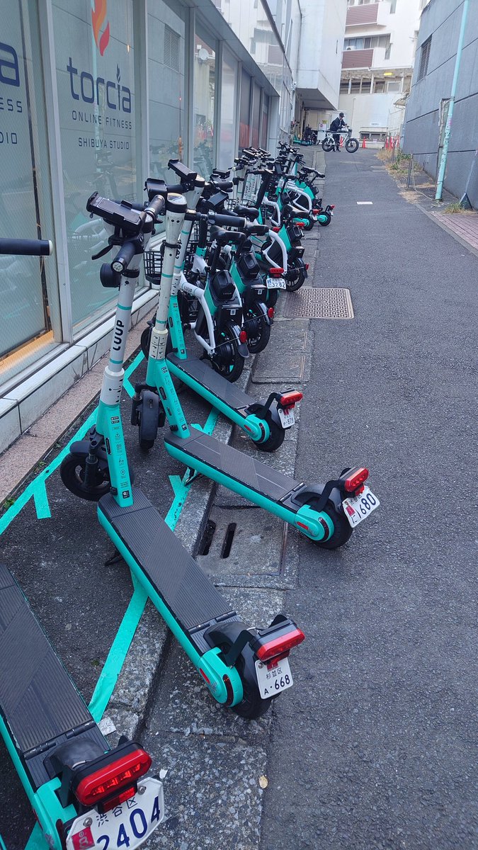 Akisday's tweet photo. @Luup_Official 
道路にはみ出て止められてるLUUP何とかならないですか？ https://t.co/KnPK7XUkRt