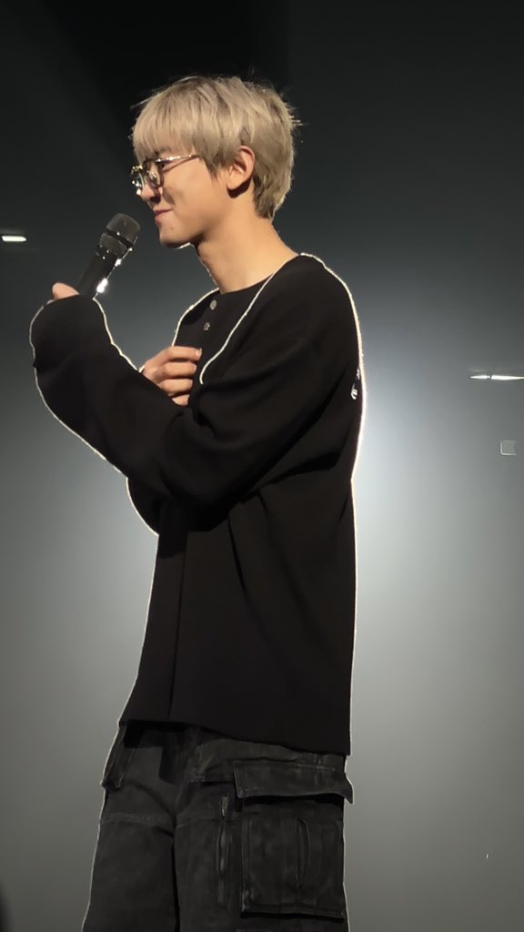 bluescooter27's tweet photo. 241207 찬열 #CHANYEOL <LIVE TOUR : 都市風景 (City-scape)> in Jakarta 

baru soundcheck dah ganteng banget😭 https://t.co/8X7ZuJYDAy