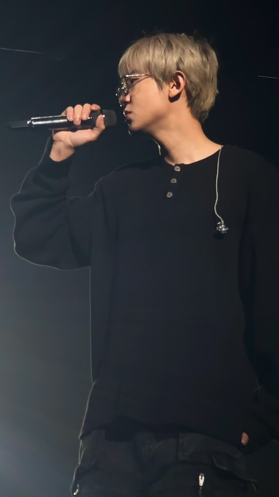 bluescooter27's tweet photo. 241207 찬열 #CHANYEOL <LIVE TOUR : 都市風景 (City-scape)> in Jakarta 

baru soundcheck dah ganteng banget😭 https://t.co/8X7ZuJYDAy