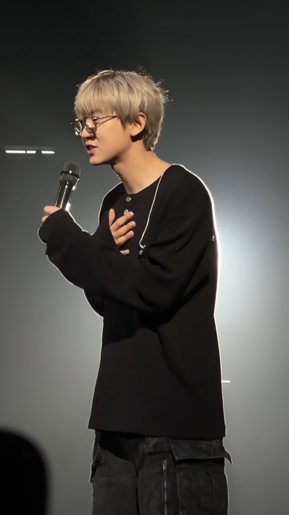 bluescooter27's tweet photo. 241207 찬열 #CHANYEOL <LIVE TOUR : 都市風景 (City-scape)> in Jakarta 

baru soundcheck dah ganteng banget😭 https://t.co/8X7ZuJYDAy
