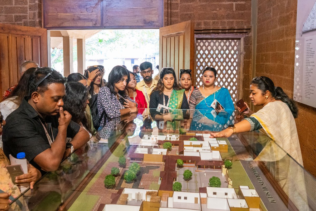 TourismDptt's tweet photo. Participants of the Know India Program, experienced the perfect blend of Odisha’s rich heritage and modern innovation. They explored @kalabhoomibbsr - delving into the vibrant art and craft traditions of the region.
@MEAIndia
#KnowIndiaProgram #KIP #MEAIndia https://t.co/iNfi723Mtb