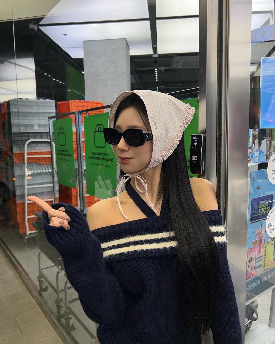yejjo_'s tweet photo. 올리브영에 수상한 사람 있어요
  ㄴ 확인 결과 웨메 모델입니다🖤 https://t.co/fS1tbQh57B