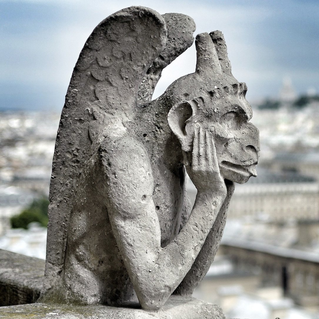 C'est la chimère la plus célèbre de Notre-Dame de Paris.

La plupart des gens les qualifient de gargouille, mais ce nom s’applique en fait à un type de grotesque bien précis. Quelles sont les différences ?

Grotesques, gargouilles, chimères : on fait le point dans ce fil. 🔽