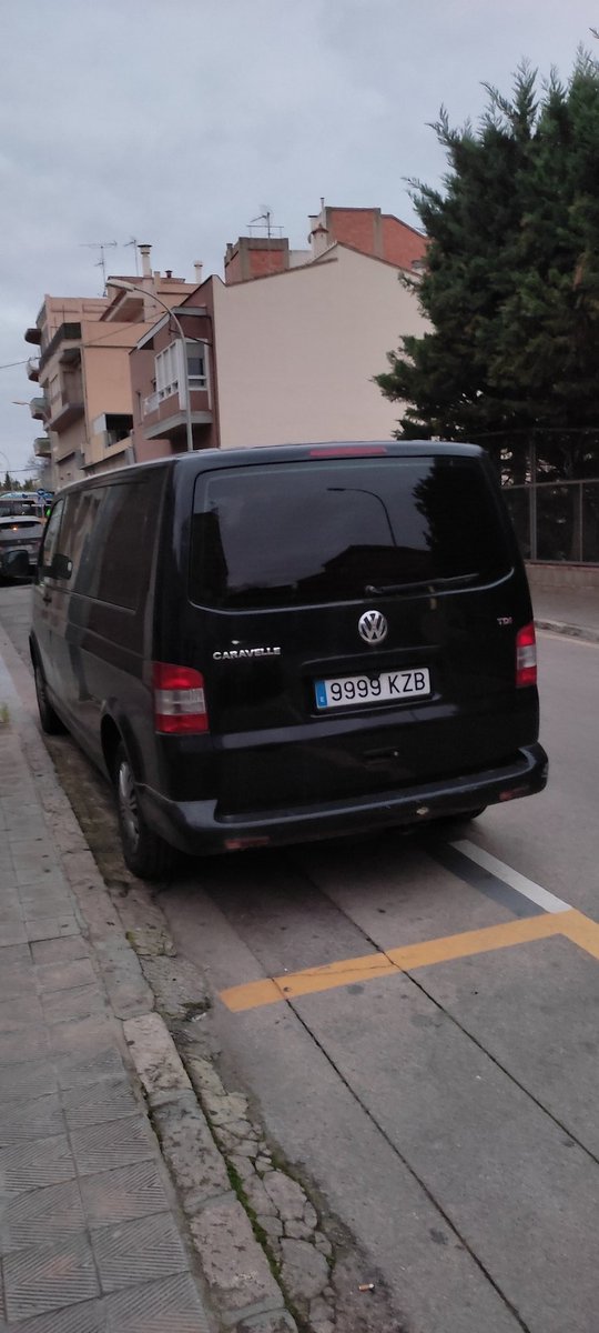 TxaviMN's tweet image. Furgoneta que fa mesos està aparcada al C/Anicet de Pagès @ajfigueres sense moure's. Avisats @GU_Figueres varies vegades, però sense efecte. Que hi farem 😥😥 @jordimasquef