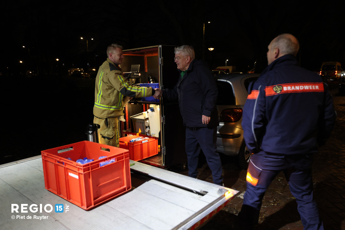 Burgemeester bezoekt hulpdiensten op Tarwekamp in Den Haag