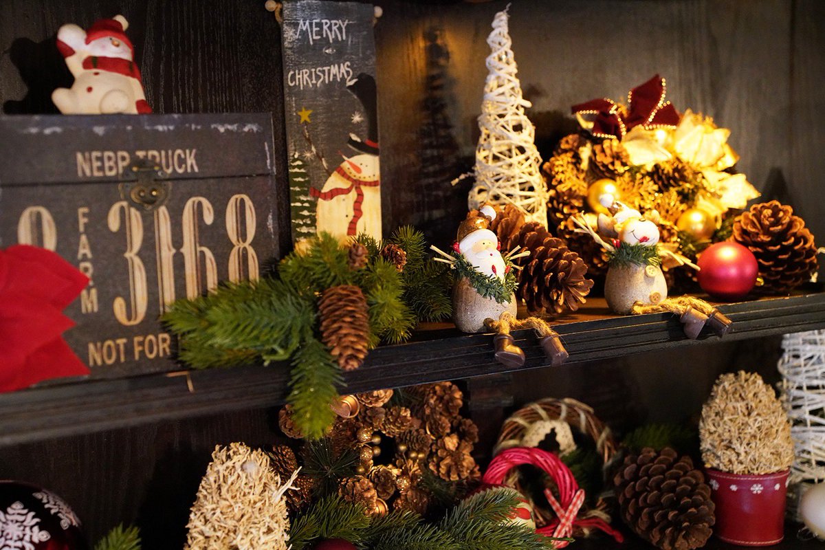 funakuracoffee's tweet photo. クリスマス気分に　すぐなってしまう
今月のディスプレイ
じっと見ていると、クリスマスソングも聞こえてきそう♬♪

コーディネーターあけみさんの花ごころは

「煌びやかに飾るクリスマス。光溢れる街
たくさんの窓の下の笑顔。珈琲のある倖せ。
１年間ありがとうございます」 https://t.co/QZNoD3fhTd