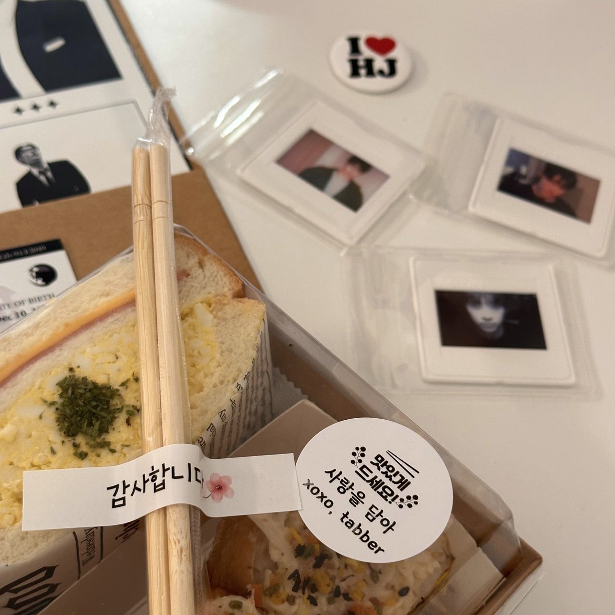HBDTabber's tweet photo. 2024 태버 생일 카페 첫째 날, 
현준님께서 팬분들을 위해 선물을 준비해 주셨어요🥹

방문 시 스탭에게 꼭 얘기하셔서 태버님이 직접 보내주신 도시락 드세요!
(테이블당 하나씩 제공됩니다)

#태버 #Tabber
#We_find_love_Tabber
#네가_빛을_원한다면_내겐_어둠도_괜찮아 https://t.co/JiG1JF9PqQ