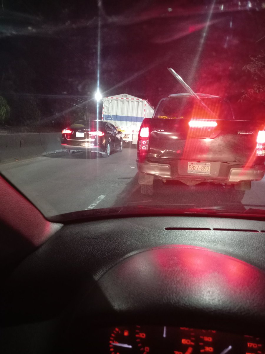 BenjamnPortill4's tweet photo. Increíble, tráfico detenido en los chorros a la una de la madrugada. https://t.co/JyNchOPdkT
