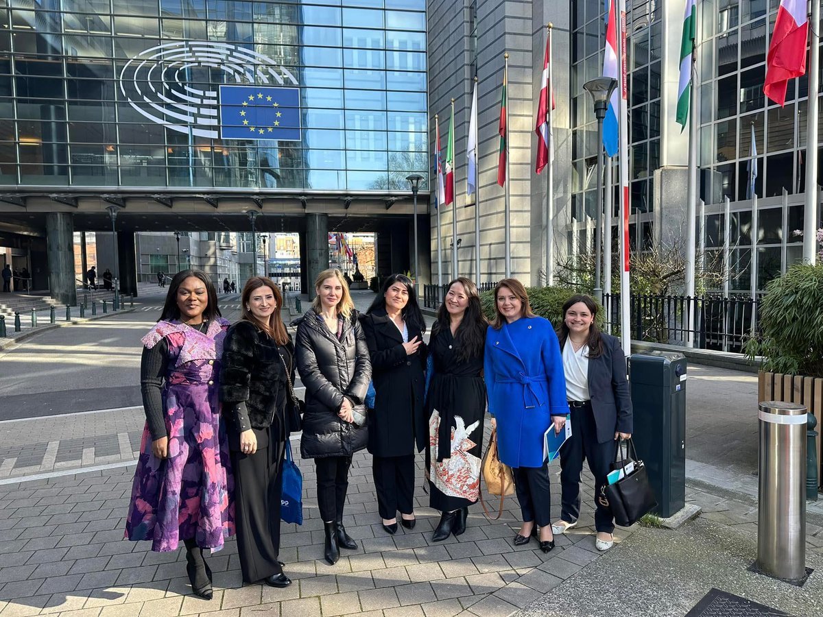 Dolgaaa's tweet photo. Олон улсын эмэгтэйчүүдийн ардчиллын холбооны УЗ-ийн гишүүнээр сонгогдсондоо үнэхээр баяртай байна! Дэлхийн 70 гаруй орны гишүүнчлэлтэй энэхүү том гэр бүлийн нэг хэсэг болж, монголоо төлөөлж 🇲🇳 эмэгтэйчүүдийн дуу хоолой, оролцоог нэмэгдүүлэх сайхан боломж тохиолоо! @iwdu_global https://t.co/ubIB7RIZJ9