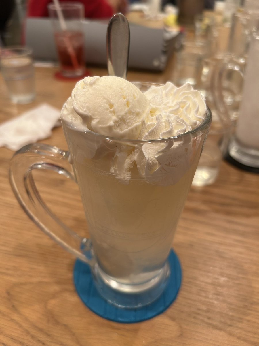 フォロワー(@eatcafeanzu)のお店が今月で閉店ということで…久しぶりに行ってきました。
パトレイバーファンの集まる気さくで美味しい店😋
ハンチョウの作画担当の上原求先生のサインが!

帰りに亀戸天神。
都合がなかなか合わなかったのか、七五三の子がまだいた。 