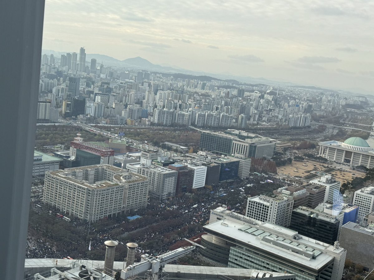 ehanam's tweet photo. 2024년 12월 07일 16시 여의도 국회의사당 현재 상황입니다. 서강대교 남단은 통제가 시작되었습니다. 여의도공원 광장에도 많은 사람들이 모이기 시작합니다…. https://t.co/xIeoKxKlAY
