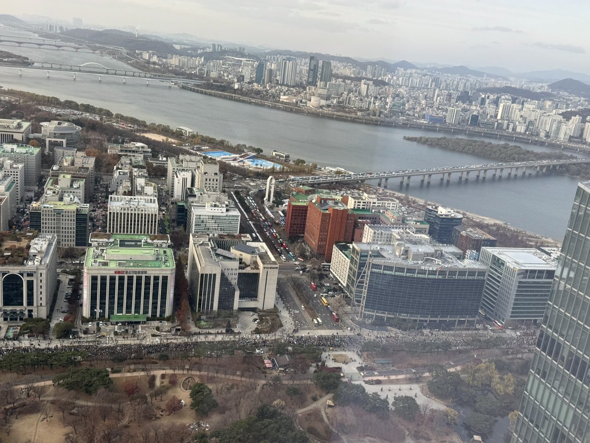 ehanam's tweet photo. 2024년 12월 07일 16시 여의도 국회의사당 현재 상황입니다. 서강대교 남단은 통제가 시작되었습니다. 여의도공원 광장에도 많은 사람들이 모이기 시작합니다…. https://t.co/xIeoKxKlAY