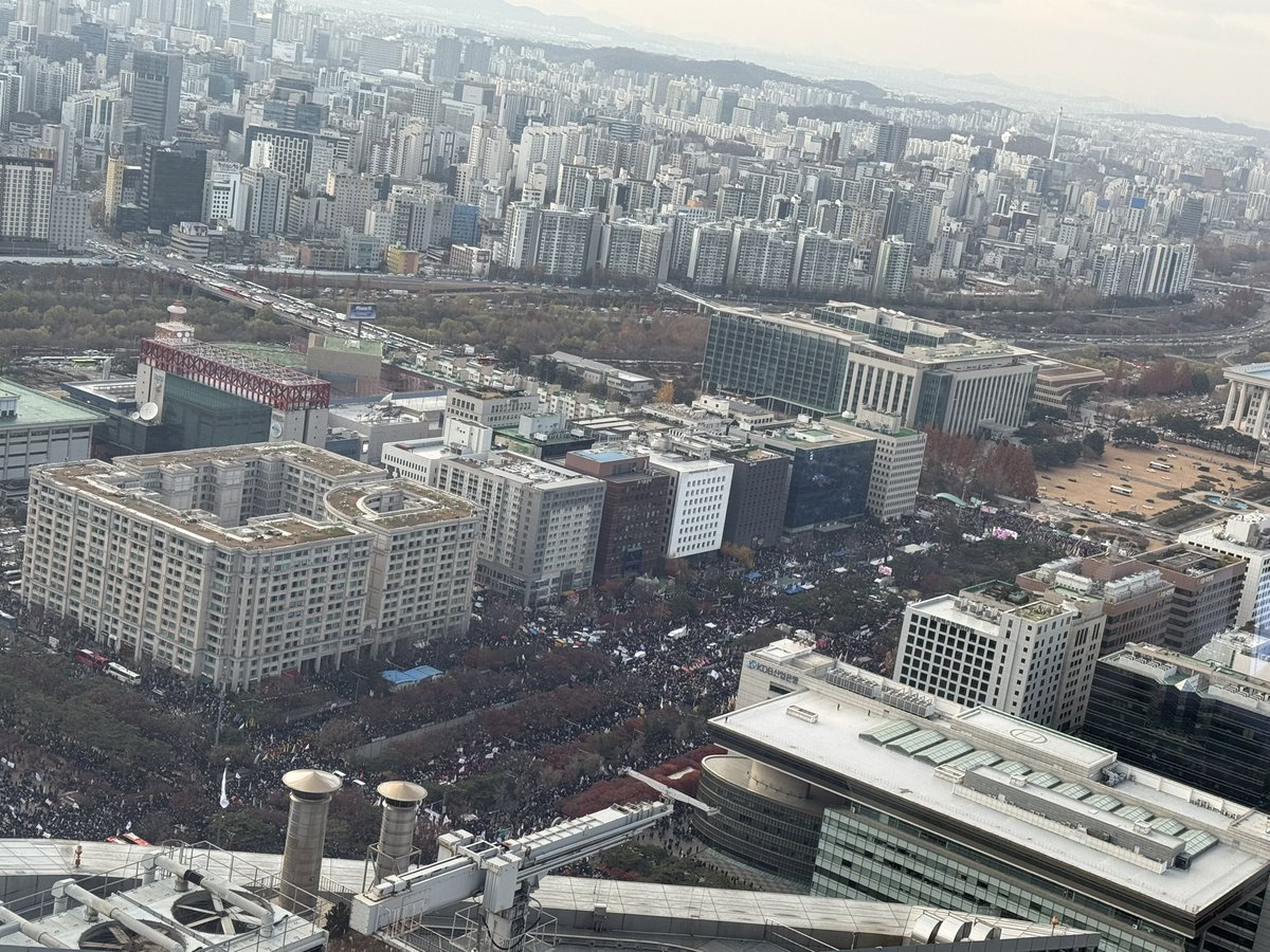 ehanam's tweet photo. 2024년 12월 07일 16시 여의도 국회의사당 현재 상황입니다. 서강대교 남단은 통제가 시작되었습니다. 여의도공원 광장에도 많은 사람들이 모이기 시작합니다…. https://t.co/xIeoKxKlAY