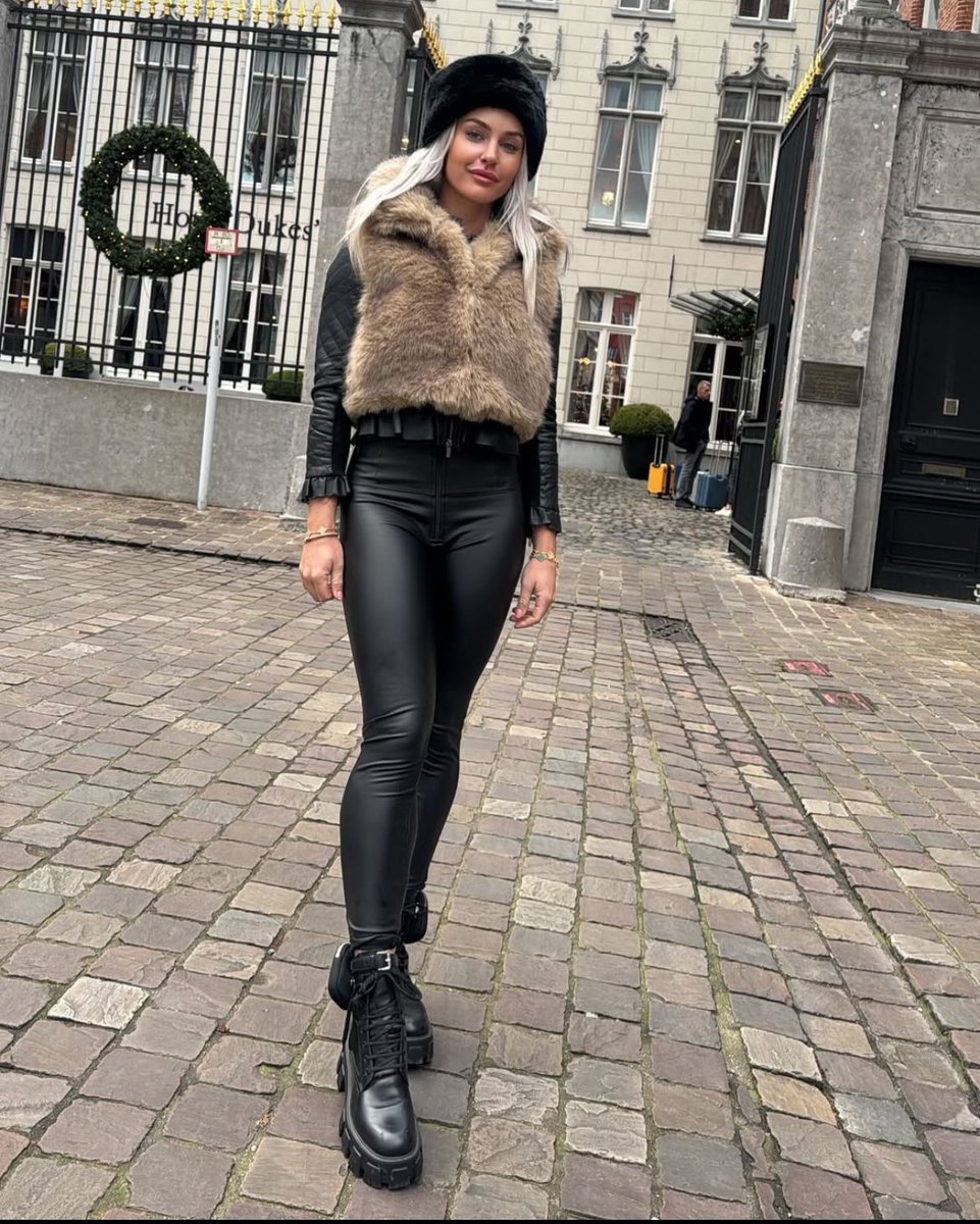 HullCharley34's tweet image. charley.hull Dzien dobry! Waffling around Brugge with my love & feeling very Eastern European (I got it from my mama)๐โค๏ธ