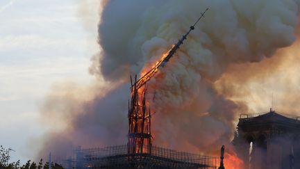 YvesDON's tweet photo. 💥😇🤣"Notre Dame au centre du #VieuxMonde" des #Imperators & #Religions ? 7 et 8 décembre 2024✨#Paris ? 15.04.2019 ? 1 certain "Jour du Paternel" ou la symbolique de la "Flèche" qui chute dans le "Feu Régénérateur et Purificateur de la Terre et de l'être humain de la Lumière ! En dédicace aux #chrétiens de #Corse et à la visite du #PapeFrançois à propos de "la religiosité populaire en #Méditerranée" ? "Ainsi, dans les premières décennies du christianisme, le récit de la manifestation de l’Esprit sur les premiers disciples regroupés au Cénacle après la disparition du Christ, parlera de feu, sous la forme de « langues de feu » qui se seraient posées sur la tête de ceux qui étaient alors présents : cf. Actes des Apôtres 2.1-4."
Dans la Foi et l'Espérance : Révélation-Renaissance de Notre-Dame 7 et 8.12.2024 (fête de l'Immaculée Conception !) face aux Hypocrites du Vieux-Monde en perdition des religions et des imperators ! "Le Soleil se lève au Sud" : Révolution rédemptrice au Moyen Orient "Là où tout a commencé" 30-2024, de nos Savoirs anciens détruits, brûlés par les "inquisiteurs-imperators" av et après J.C, par un catholicisme oppresseur allié de tous les "conquistadors" machiavéliques afin d'asseoir leurs dominations éternelle sur les peuples et les soumettre à leurs pouvoirs pour 2000 ans. (voir : Qui A Volé La Mémoire De L’Humanité ? https://t.co/EOJX4cW8xT )
La Fin est proche car "Tout ce qui arrive dans le monde (Histoire et Politique) a son signe qui le précède" prêtre, théologien, écrivain, philosophe et homme politique français le Père Félicité Robert de La Mennais nous a laissé sous forme de Testament de son engagement : Place au Peuple Paroles d'un croyant voir le Chapitre XXVI "Lorsque le Soleil est près de se lever, l'horizon se colore de milles nuances, et l'Orient paraît tout en feu… Les innombrables pensées diverses qui se croisent et se mêlent à l'horizon du monde spirituel sont le signe qui annonce le lever du soleil des intelligences…"
..." E cusi sia "Le XXIe siècle sera spirituel ou ne sera pas" ! Qu'on se le dise.. aux bons chrétiens pour la fin des afflictions sur Terre comme au Ciel. Gloire à La Sainte Vierge Marie, au Seigneur Dieu Universel, à Jésus et Jean Le Baptiste. Dans la Foi restez en "Présence du Seigneur" !
De Pierre Gibert, sj Professeur honoraire de l’Université catholique de Lyon : LA SYMBOLIQUE DU FEU DANS LA RELIGION CHRÉTIENNE https://t.co/zh7ZdCnShc