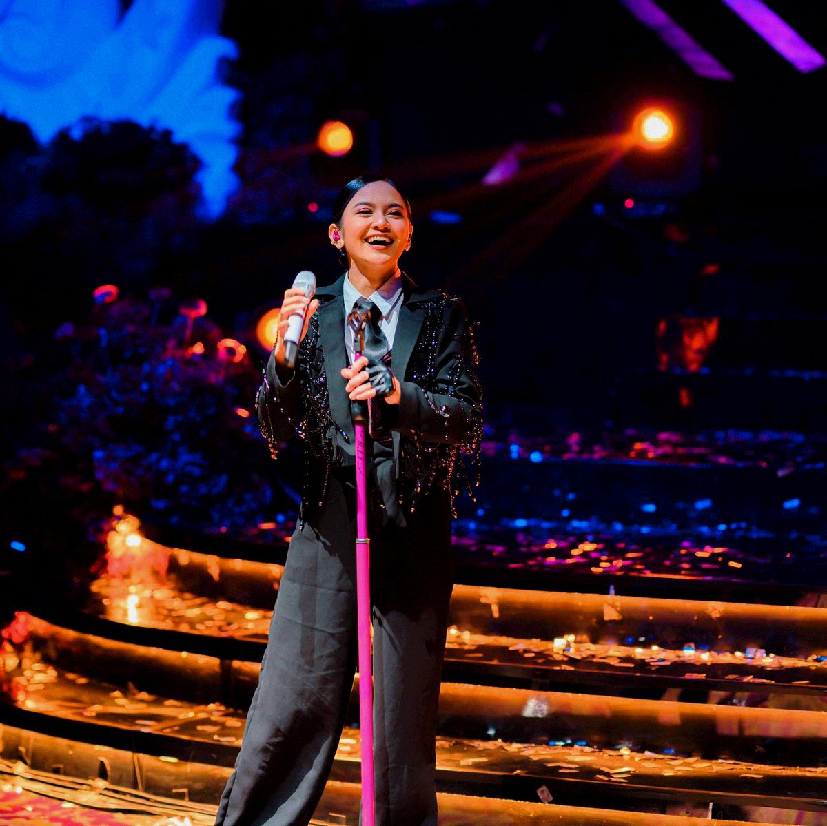 ademgezen53's tweet image. Owning the stage, one note at a time. 🎤✨ Last night was a blend of passion and power, a performance I'll cherish forever. Thank you for the cheers and for being part of this journey. Here's to more moments like these! #StageLife #PerformanceVibes #MusicIsLife