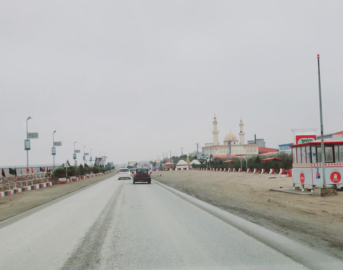 InqelabyJanan12's tweet photo. خصوصا د کابل مزار لاره  چي دلته  حادثی ديري کیږي ډريوران بايد ډير احتياط وکی خپل زوند سره لوبی مکوي 
او د مشرانو نه هم ده خواست دي چي په لارو که سپيډ ميټري ولګوي https://t.co/lM3thOKOP8
