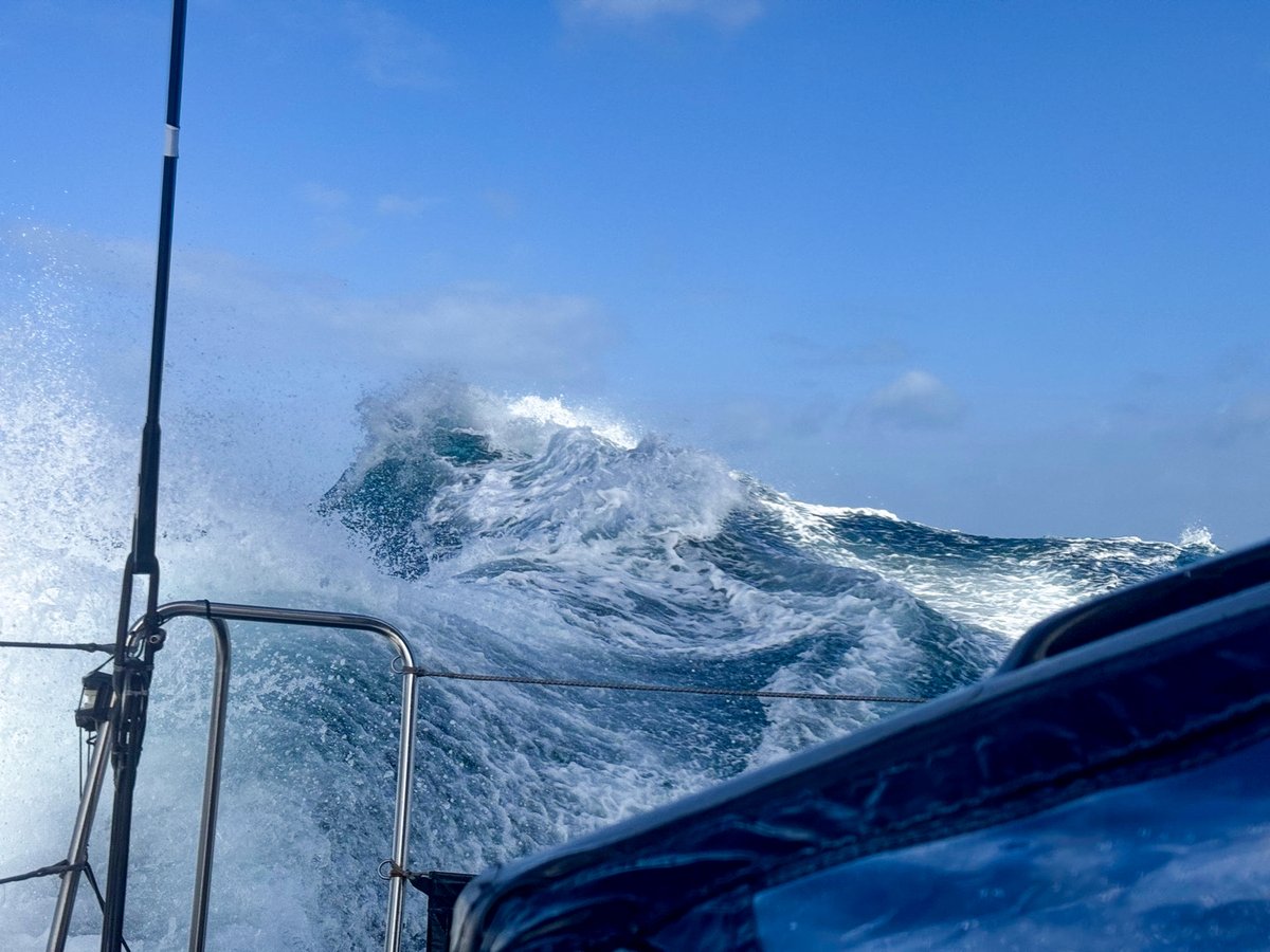 VendeeGlobeENG's tweet photo. The Zea slalom and dealing with the cold 🥶
“It’s freezing!” reported second placed Sébastien Simon. Where he is the water is around 2° Celsius.

Read the nightly news 👉 https://t.co/tyt5M4ikrm https://t.co/h1uvqOeRbT