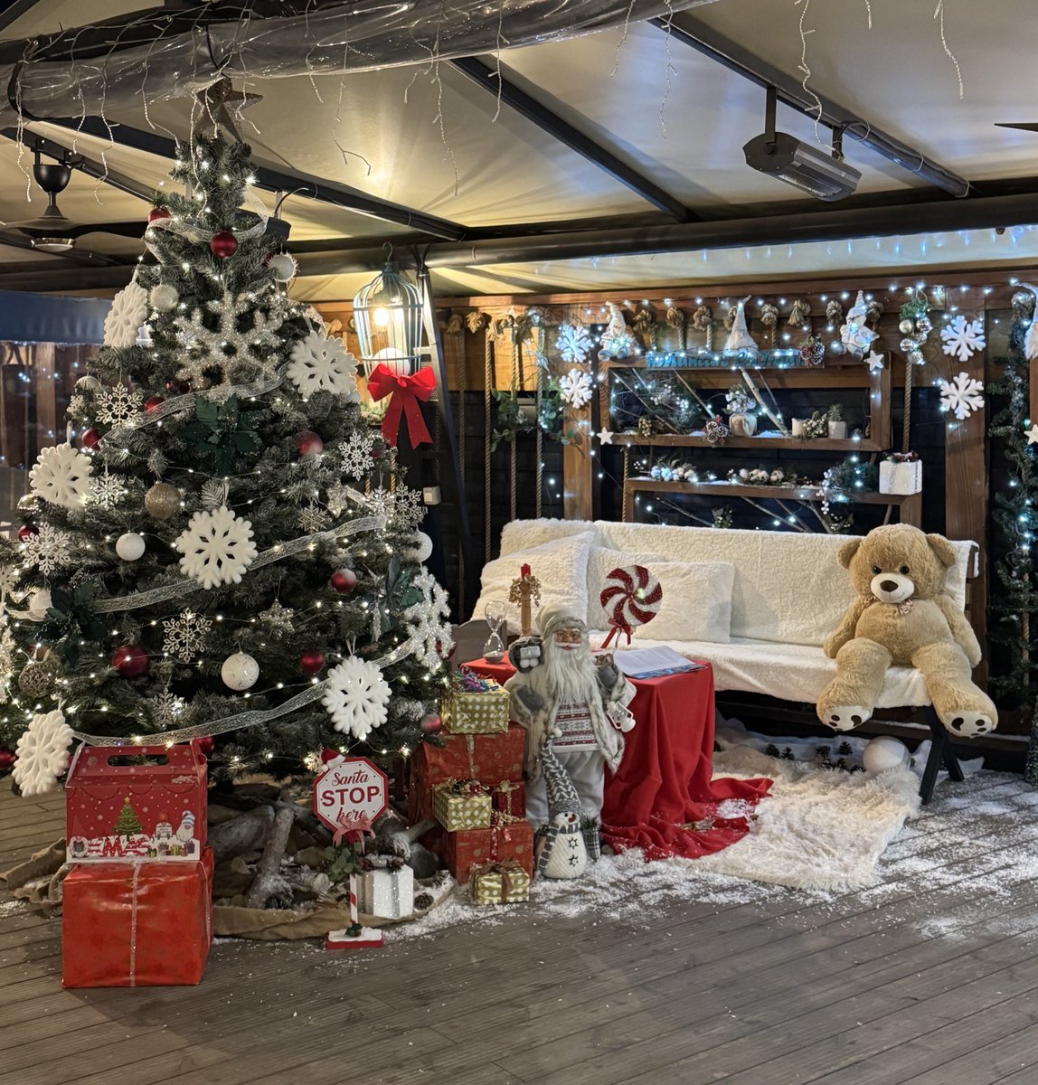 RTinecz's tweet photo. 🎄✨ Spiritul sărbătorilor a ajuns la Tinecz! Bradul nostru de Crăciun e gata să aducă bucurie și magie fiecărui moment petrecut aici. Vă așteptăm cu drag să ne bucurăm împreună de frumusețea sărbătorilor! ❄️🎁 #Tinecz #BradDeCrăciun #SpiritDeSărbătoare https://t.co/e4UupWs9hi