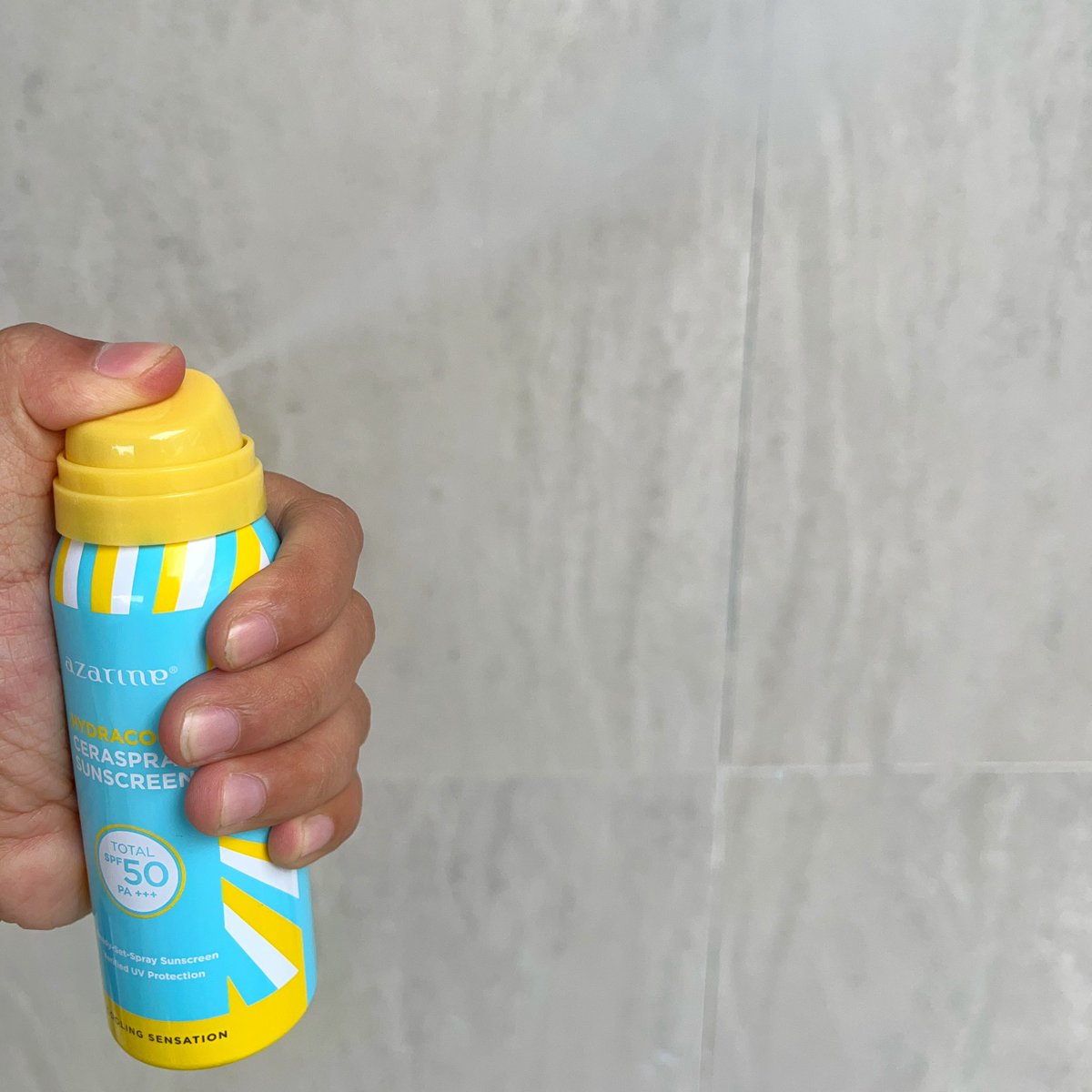 cattyable's tweet image. Teksturnya di muka non-greasy, non-sticky &amp;amp; non white cast, 3N ga tuh… 😮

selain itu cepet banget meresapnya with velvety finish, makanya #EffortlessProtection abiz☀️

tenang aja, spfnya udah 50 yaa dan udah teruji IN-VIVO! Fine nozzle mistnya halus + stabil juga!😬