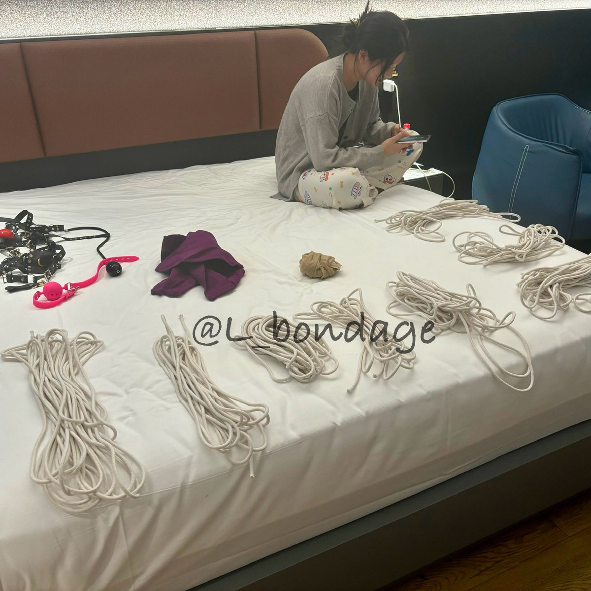 第一次来挨绑的学妹说我绑的太松了🤣🤣下次绳子全用上