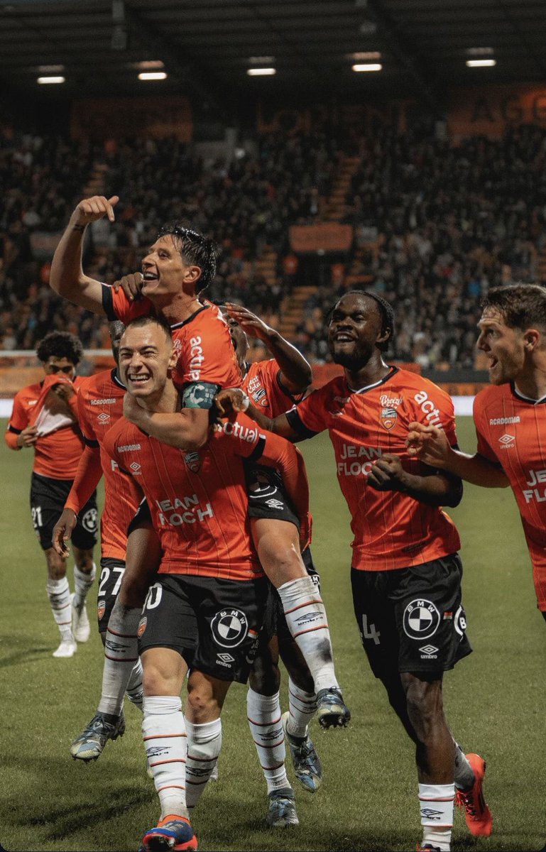 RaphaelLeCorre's tweet image. 🔎 Le @FCLorient a joué juste, simple et efficace.

🧠 Combinaisons en une touche, jeu en triangle, exploitation des espaces… 

👟 84.6% à la passe (meilleur match)
☑️ 94.3% sur jeu court + limitation du jeu long
🔥 69% dans le dernier 1/3

#FCLESTAC #FCLorient #OptaRapha