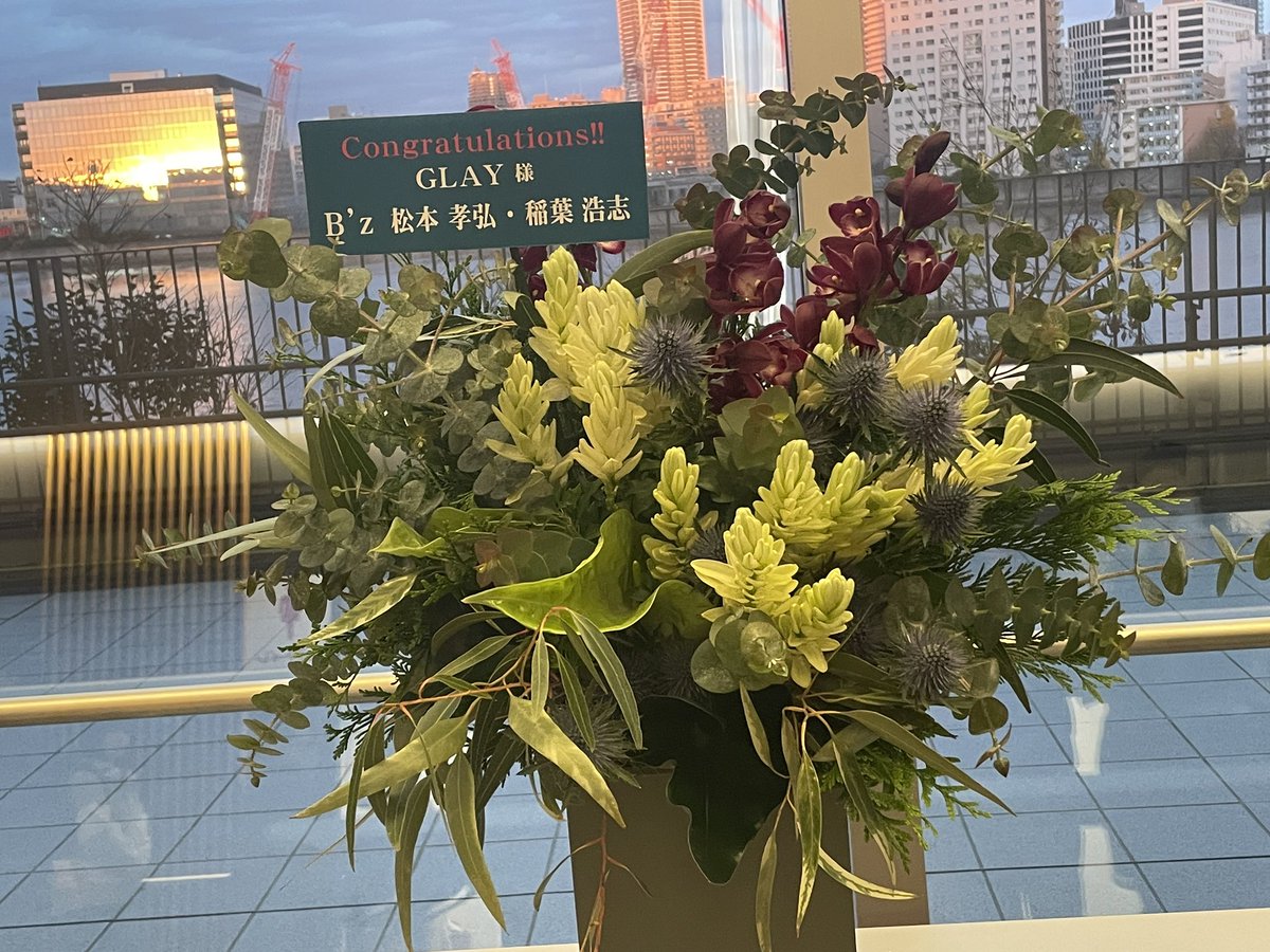 smsmdsm's tweet photo. Bʼzのお2人からお花が届いてる😃✨ https://t.co/WqxKtkHvwU