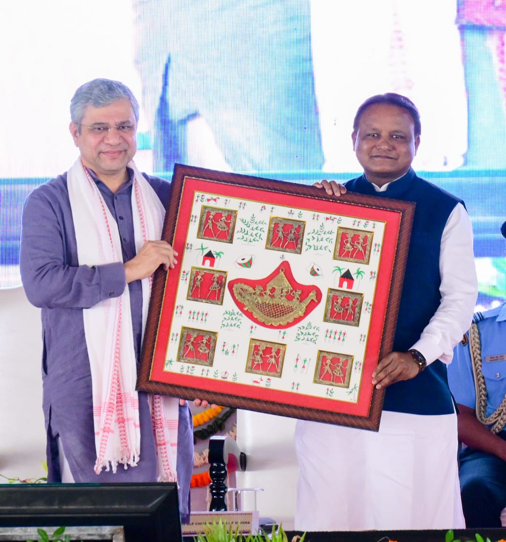 MohanMOdisha's tweet photo. ଆମ ସମସ୍ତଙ୍କ ପାଇଁ ଏକ ପରମ ସୌଭାଗ୍ୟର ଦିନ, ଗୌରବର ଦିନ। ଆମ ମାଟିର ଝିଅ ଆଜି ଦେଶର ରାଷ୍ଟ୍ରପତି। ଦେଶର ପ୍ରଥମ ନାଗରିକ। ଏଥିପାଇଁ ପ୍ରତ୍ୟେକ ଆଦିବାସୀ, ପ୍ରତ୍ୟେକ ମହିଳା ଓ ପ୍ରତ୍ୟେକ ଓଡ଼ିଆ ଗର୍ବିତ। ଆଜି ତାଙ୍କରି କରକମଳରେ ମୟୂରଭଞ୍ଜ ବାଙ���ଗିରିପୋଷିରେ ୩ ରେଳ ପ୍ରକଳ୍ପର ଭିତ୍ତିପ୍ରସ୍ତର ସ୍ଥାପନ କରାଗଲା। ଏହି ପ୍ରକଳ୍ପ ଗୁଡ଼ିକ ହେଉଛି- ବାଦାମପାହାଡ- କେନ୍ଦୁଝରଗଡ, ବାଙ୍ଗିରିପୋଷି-ଗୋରୁମହିଷାଣି ଏବଂ ବୁରାମରା-ନୂଆ ଜାମସୋଳା ରେଳ ଲାଇନ। ଏହି ୩ଟି ରେଳ ଲାଇନ ସମୁଦାୟ ୧୮୪ କିଲୋମିଟରରୁ ଅଧିକ ଦୀର୍ଘ ହେବ ଏବଂ ଏଥିପାଇଁ ୪ ହଜାର ୫୦୦ କୋଟିରୁ ଅଧିକ ଟଙ୍କା ବିନିଯୋଗ ହେବ।

ଏହି ୩ଟି ��୍ରକଳ୍ପ ମାଧ୍ୟମରେ ମୟୁରଭଞ୍ଜ ଓ କେନ୍ଦୁଝର ପରି ଆଦିବାସୀ ଅଞ୍ଚଳ ଓ ଖଣି ଅଧ୍ୟୁଷିତ ଅଞ୍ଜଳରେ ବିକାଶର ନୂଆ ସ୍ରୋତ ଆସିବ। ରେଳ ଯୋଗାଯୋଗ ଏହି ଦୁଇଟି ଜିଲ୍ଲାର ଅର୍ଥନୀତିର ଉନ୍ନତି ପାଇଁ ଅନେକ ସୁଯୋଗ ସୃଷ୍ଟି କରିବ। ସ୍ଥାନୀୟ ଲୋକମାନଙ୍କ ପାଇଁ ନିଯୁକ୍ତି ସୁଯୋଗ ସୃଷ୍ଟି ହେବ। ରେଳ ପରିବହନ ଯୋଗୁଁ ସ୍ଥାନୀୟ ଅଞ୍ଚଳରେ ବ୍ୟବସାୟ, ବାଣିଜ୍ୟରେ ମଧ୍ୟ ଅଭିବୃଦ୍ଧି ଘଟିବ।

ଶ୍ରୀଯୁକ୍ତ ନରେନ୍ଦ୍ର ମୋଦୀ ଦେଶର ପ୍ରଧାନମନ୍ତ୍ରୀ ହେବା ପରେ କଚ୍ଛପ ଗତିରେ ଚାଲୁଥିବା ପ୍ରକଳ���ପ ସବୁକୁ ଗତି ମିଳିଲା ଏବଂ ନୂଆ ନୂଆ ପ୍ରକଳ୍ପକୁ ଅନୁମୋଦିତ କରାଗଲା। ଏହାର ପ୍ରମାଣ ସ୍ୱରୂପ ଖୋର୍ଦ୍ଧା-ବଲାଙ୍ଗୀର ରେଳପଥକୁ ନେଇ ପାରିବେ, ଯାହା ବର୍ଷ ବର୍ଷ ଧରି କେବଳ କାଗଜ କଲମରେ ଚାଳୁଥିଲା। କିନ୍ତୁ ଆଜି ୩୦୧ କିଲୋମିଟରରୁ ୧୮୩ କିଲୋମିଟର ନିର୍ମାଣ ସରି ରେଳ ଚଳାଚଳ ଆରମ୍ଭ ହୋଇଗଲାଣି। ବାକି କାମ ଖୁବ ଶୀଘ୍ର ସମାପ୍ତ ହେବ।