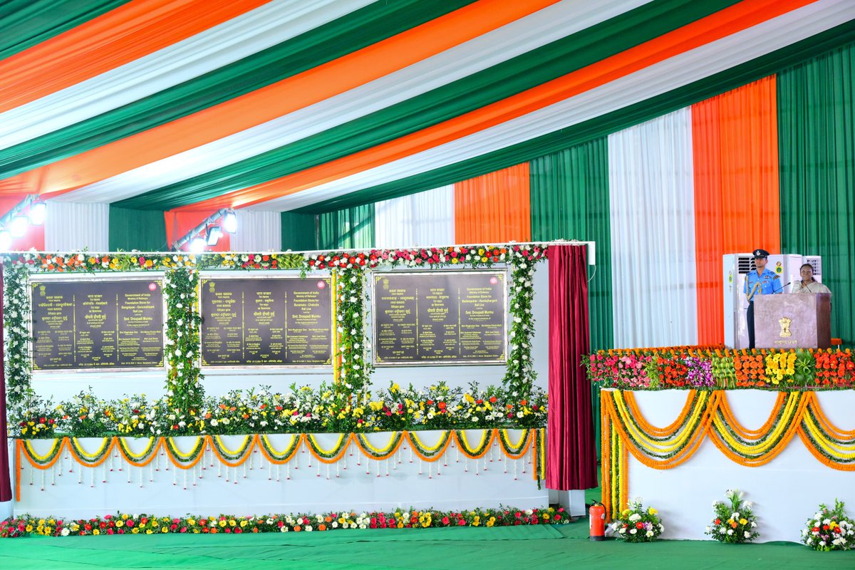 MohanMOdisha's tweet photo. ଆମ ସମସ୍ତଙ୍କ ପାଇଁ ଏକ ପରମ ସୌଭାଗ୍ୟର ଦିନ, ଗୌରବର ଦିନ। ଆମ ମାଟିର ଝିଅ ଆଜି ଦେଶର ରାଷ୍ଟ୍ରପତି। ଦେଶର ପ୍ରଥମ ନାଗରିକ। ଏଥିପାଇଁ ପ୍ରତ୍ୟେକ ଆଦିବାସୀ, ପ୍ରତ୍ୟେକ ମହିଳା ଓ ପ୍ରତ୍ୟେକ ଓଡ଼ିଆ ଗର୍ବିତ। ଆଜି ତାଙ୍କରି କରକମଳରେ ମୟୂରଭଞ୍ଜ ବାଙ���ଗିରିପୋଷିରେ ୩ ରେଳ ପ୍ରକଳ୍ପର ଭିତ୍ତିପ୍ରସ୍ତର ସ୍ଥାପନ କରାଗଲା। ଏହି ପ୍ରକଳ୍ପ ଗୁଡ଼ିକ ହେଉଛି- ବାଦାମପାହାଡ- କେନ୍ଦୁଝରଗଡ, ବାଙ୍ଗିରିପୋଷି-ଗୋରୁମହିଷାଣି ଏବଂ ବୁରାମରା-ନୂଆ ଜାମସୋଳା ରେଳ ଲାଇନ। ଏହି ୩ଟି ରେଳ ଲାଇନ ସମୁଦାୟ ୧୮୪ କିଲୋମିଟରରୁ ଅଧିକ ଦୀର୍ଘ ହେବ ଏବଂ ଏଥିପାଇଁ ୪ ହଜାର ୫୦୦ କୋଟିରୁ ଅଧିକ ଟଙ୍କା ବିନିଯୋଗ ହେବ।

ଏହି ୩ଟି ��୍ରକଳ୍ପ ମାଧ୍ୟମରେ ମୟୁରଭଞ୍ଜ ଓ କେନ୍ଦୁଝର ପରି ଆଦିବାସୀ ଅଞ୍ଚଳ ଓ ଖଣି ଅଧ୍ୟୁଷିତ ଅଞ୍ଜଳରେ ବିକାଶର ନୂଆ ସ୍ରୋତ ଆସିବ। ରେଳ ଯୋଗାଯୋଗ ଏହି ଦୁଇଟି ଜିଲ୍ଲାର ଅର୍ଥନୀତିର ଉନ୍ନତି ପାଇଁ ଅନେକ ସୁଯୋଗ ସୃଷ୍ଟି କରିବ। ସ୍ଥାନୀୟ ଲୋକମାନଙ୍କ ପାଇଁ ନିଯୁକ୍ତି ସୁଯୋଗ ସୃଷ୍ଟି ହେବ। ରେଳ ପରିବହନ ଯୋଗୁଁ ସ୍ଥାନୀୟ ଅଞ୍ଚଳରେ ବ୍ୟବସାୟ, ବାଣିଜ୍ୟରେ ମଧ୍ୟ ଅଭିବୃଦ୍ଧି ଘଟିବ।

ଶ୍ରୀଯୁକ୍ତ ନରେନ୍ଦ୍ର ମୋଦୀ ଦେଶର ପ୍ରଧାନମନ୍ତ୍ରୀ ହେବା ପରେ କଚ୍ଛପ ଗତିରେ ଚାଲୁଥିବା ପ୍ରକଳ���ପ ସବୁକୁ ଗତି ମିଳିଲା ଏବଂ ନୂଆ ନୂଆ ପ୍ରକଳ୍ପକୁ ଅନୁମୋଦିତ କରାଗଲା। ଏହାର ପ୍ରମାଣ ସ୍ୱରୂପ ଖୋର୍ଦ୍ଧା-ବଲାଙ୍ଗୀର ରେଳପଥକୁ ନେଇ ପାରିବେ, ଯାହା ବର୍ଷ ବର୍ଷ ଧରି କେବଳ କାଗଜ କଲମରେ ଚାଳୁଥିଲା। କିନ୍ତୁ ଆଜି ୩୦୧ କିଲୋମିଟରରୁ ୧୮୩ କିଲୋମିଟର ନିର୍ମାଣ ସରି ରେଳ ଚଳାଚଳ ଆରମ୍ଭ ହୋଇଗଲାଣି। ବାକି କାମ ଖୁବ ଶୀଘ୍ର ସମାପ୍ତ ହେବ।