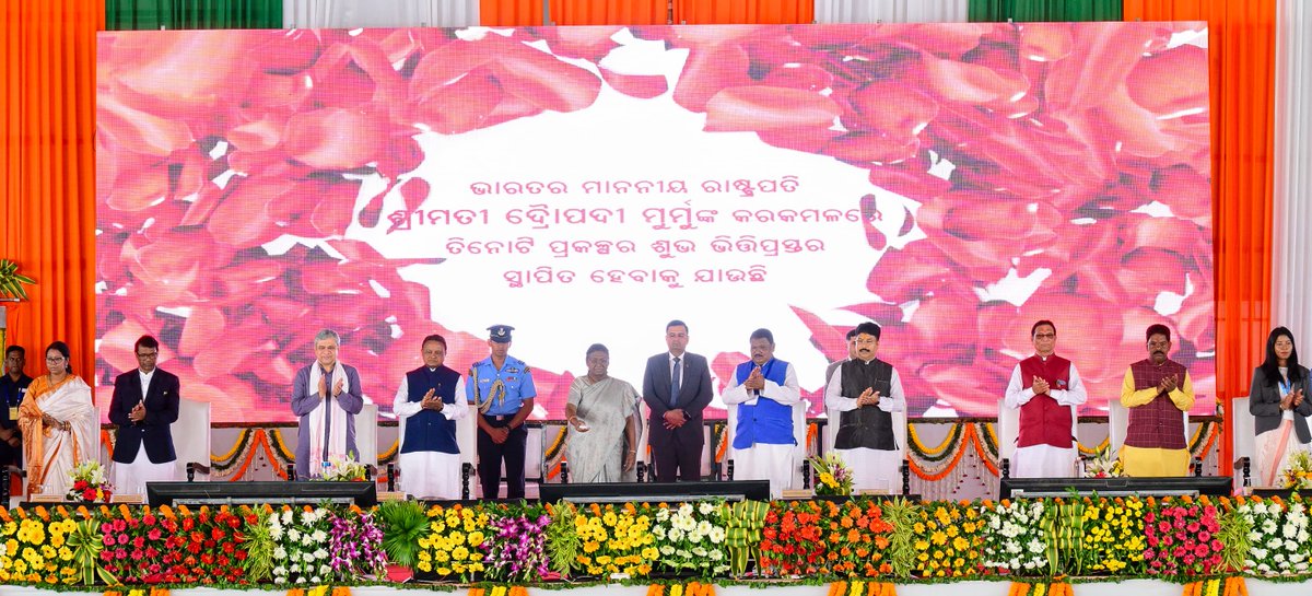 MohanMOdisha's tweet photo. ଆମ ସମସ୍ତଙ୍କ ପାଇଁ ଏକ ପରମ ସୌଭାଗ୍ୟର ଦିନ, ଗୌରବର ଦିନ। ଆମ ମାଟିର ଝିଅ ଆଜି ଦେଶର ରାଷ୍ଟ୍ରପତି। ଦେଶର ପ୍ରଥମ ନାଗରିକ। ଏଥିପାଇଁ ପ୍ରତ୍ୟେକ ଆଦିବାସୀ, ପ୍ରତ୍ୟେକ ମହିଳା ଓ ପ୍ରତ୍ୟେକ ଓଡ଼ିଆ ଗର୍ବିତ। ଆଜି ତାଙ୍କରି କରକମଳରେ ମୟୂରଭଞ୍ଜ ବାଙ���ଗିରିପୋଷିରେ ୩ ରେଳ ପ୍ରକଳ୍ପର ଭିତ୍ତିପ୍ରସ୍ତର ସ୍ଥାପନ କରାଗଲା। ଏହି ପ୍ରକଳ୍ପ ଗୁଡ଼ିକ ହେଉଛି- ବାଦାମପାହାଡ- କେନ୍ଦୁଝରଗଡ, ବାଙ୍ଗିରିପୋଷି-ଗୋରୁମହିଷାଣି ଏବଂ ବୁରାମରା-ନୂଆ ଜାମସୋଳା ରେଳ ଲାଇନ। ଏହି ୩ଟି ରେଳ ଲାଇନ ସମୁଦାୟ ୧୮୪ କିଲୋମିଟରରୁ ଅଧିକ ଦୀର୍ଘ ହେବ ଏବଂ ଏଥିପାଇଁ ୪ ହଜାର ୫୦୦ କୋଟିରୁ ଅଧିକ ଟଙ୍କା ବିନିଯୋଗ ହେବ।

ଏହି ୩ଟି ��୍ରକଳ୍ପ ମାଧ୍ୟମରେ ମୟୁରଭଞ୍ଜ ଓ କେନ୍ଦୁଝର ପରି ଆଦିବାସୀ ଅଞ୍ଚଳ ଓ ଖଣି ଅଧ୍ୟୁଷିତ ଅଞ୍ଜଳରେ ବିକାଶର ନୂଆ ସ୍ରୋତ ଆସିବ। ରେଳ ଯୋଗାଯୋଗ ଏହି ଦୁଇଟି ଜିଲ୍ଲାର ଅର୍ଥନୀତିର ଉନ୍ନତି ପାଇଁ ଅନେକ ସୁଯୋଗ ସୃଷ୍ଟି କରିବ। ସ୍ଥାନୀୟ ଲୋକମାନଙ୍କ ପାଇଁ ନିଯୁକ୍ତି ସୁଯୋଗ ସୃଷ୍ଟି ହେବ। ରେଳ ପରିବହନ ଯୋଗୁଁ ସ୍ଥାନୀୟ ଅଞ୍ଚଳରେ ବ୍ୟବସାୟ, ବାଣିଜ୍ୟରେ ମଧ୍ୟ ଅଭିବୃଦ୍ଧି ଘଟିବ।

ଶ୍ରୀଯୁକ୍ତ ନରେନ୍ଦ୍ର ମୋଦୀ ଦେଶର ପ୍ରଧାନମନ୍ତ୍ରୀ ହେବା ପରେ କଚ୍ଛପ ଗତିରେ ଚାଲୁଥିବା ପ୍ରକଳ���ପ ସବୁକୁ ଗତି ମିଳିଲା ଏବଂ ନୂଆ ନୂଆ ପ୍ରକଳ୍ପକୁ ଅନୁମୋଦିତ କରାଗଲା। ଏହାର ପ୍ରମାଣ ସ୍ୱରୂପ ଖୋର୍ଦ୍ଧା-ବଲାଙ୍ଗୀର ରେଳପଥକୁ ନେଇ ପାରିବେ, ଯାହା ବର୍ଷ ବର୍ଷ ଧରି କେବଳ କାଗଜ କଲମରେ ଚାଳୁଥିଲା। କିନ୍ତୁ ଆଜି ୩୦୧ କିଲୋମିଟରରୁ ୧୮୩ କିଲୋମିଟର ନିର୍ମାଣ ସରି ରେଳ ଚଳାଚଳ ଆରମ୍ଭ ହୋଇଗଲାଣି। ବାକି କାମ ଖୁବ ଶୀଘ୍ର ସମାପ୍ତ ହେବ।
