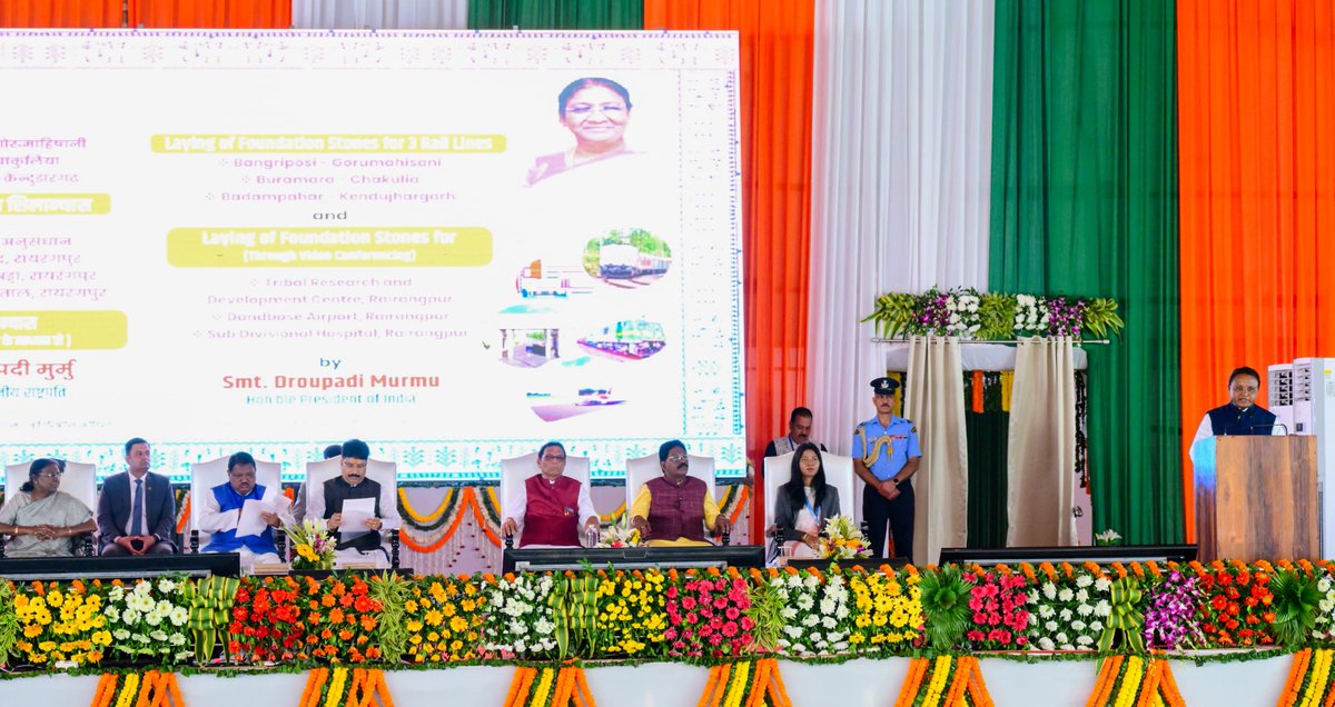 MohanMOdisha's tweet photo. ଆମ ସମସ୍ତଙ୍କ ପାଇଁ ଏକ ପରମ ସୌଭାଗ୍ୟର ଦିନ, ଗୌରବର ଦିନ। ଆମ ମାଟିର ଝିଅ ଆଜି ଦେଶର ରାଷ୍ଟ୍ରପତି। ଦେଶର ପ୍ରଥମ ନାଗରିକ। ଏଥିପାଇଁ ପ୍ରତ୍ୟେକ ଆଦିବାସୀ, ପ୍ରତ୍ୟେକ ମହିଳା ଓ ପ୍ରତ୍ୟେକ ଓଡ଼ିଆ ଗର୍ବିତ। ଆଜି ତାଙ୍କରି କରକମଳରେ ମୟୂରଭଞ୍ଜ ବାଙ���ଗିରିପୋଷିରେ ୩ ରେଳ ପ୍ରକଳ୍ପର ଭିତ୍ତିପ୍ରସ୍ତର ସ୍ଥାପନ କରାଗଲା। ଏହି ପ୍ରକଳ୍ପ ଗୁଡ଼ିକ ହେଉଛି- ବାଦାମପାହାଡ- କେନ୍ଦୁଝରଗଡ, ବାଙ୍ଗିରିପୋଷି-ଗୋରୁମହିଷାଣି ଏବଂ ବୁରାମରା-ନୂଆ ଜାମସୋଳା ରେଳ ଲାଇନ। ଏହି ୩ଟି ରେଳ ଲାଇନ ସମୁଦାୟ ୧୮୪ କିଲୋମିଟରରୁ ଅଧିକ ଦୀର୍ଘ ହେବ ଏବଂ ଏଥିପାଇଁ ୪ ହଜାର ୫୦୦ କୋଟିରୁ ଅଧିକ ଟଙ୍କା ବିନିଯୋଗ ହେବ।

ଏହି ୩ଟି ��୍ରକଳ୍ପ ମାଧ୍ୟମରେ ମୟୁରଭଞ୍ଜ ଓ କେନ୍ଦୁଝର ପରି ଆଦିବାସୀ ଅଞ୍ଚଳ ଓ ଖଣି ଅଧ୍ୟୁଷିତ ଅଞ୍ଜଳରେ ବିକାଶର ନୂଆ ସ୍ରୋତ ଆସିବ। ରେଳ ଯୋଗାଯୋଗ ଏହି ଦୁଇଟି ଜିଲ୍ଲାର ଅର୍ଥନୀତିର ଉନ୍ନତି ପାଇଁ ଅନେକ ସୁଯୋଗ ସୃଷ୍ଟି କରିବ। ସ୍ଥାନୀୟ ଲୋକମାନଙ୍କ ପାଇଁ ନିଯୁକ୍ତି ସୁଯୋଗ ସୃଷ୍ଟି ହେବ। ରେଳ ପରିବହନ ଯୋଗୁଁ ସ୍ଥାନୀୟ ଅଞ୍ଚଳରେ ବ୍ୟବସାୟ, ବାଣିଜ୍ୟରେ ମଧ୍ୟ ଅଭିବୃଦ୍ଧି ଘଟିବ।

ଶ୍ରୀଯୁକ୍ତ ନରେନ୍ଦ୍ର ମୋଦୀ ଦେଶର ପ୍ରଧାନମନ୍ତ୍ରୀ ହେବା ପରେ କଚ୍ଛପ ଗତିରେ ଚାଲୁଥିବା ପ୍ରକଳ���ପ ସବୁକୁ ଗତି ମିଳିଲା ଏବଂ ନୂଆ ନୂଆ ପ୍ରକଳ୍ପକୁ ଅନୁମୋଦିତ କରାଗଲା। ଏହାର ପ୍ରମାଣ ସ୍ୱରୂପ ଖୋର୍ଦ୍ଧା-ବଲାଙ୍ଗୀର ରେଳପଥକୁ ନେଇ ପାରିବେ, ଯାହା ବର୍ଷ ବର୍ଷ ଧରି କେବଳ କାଗଜ କଲମରେ ଚାଳୁଥିଲା। କିନ୍ତୁ ଆଜି ୩୦୧ କିଲୋମିଟରରୁ ୧୮୩ କିଲୋମିଟର ନିର୍ମାଣ ସରି ରେଳ ଚଳାଚଳ ଆରମ୍ଭ ହୋଇଗଲାଣି। ବାକି କାମ ଖୁବ ଶୀଘ୍ର ସମାପ୍ତ ହେବ।